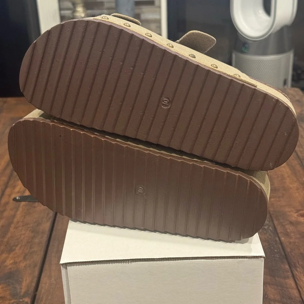 Madden Girl Babes Flatform Sandal (NWOT)